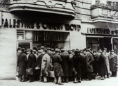 Des Juifs allemands attendent devant un btiment pour obtenir un visa d'migration. Berlin. Allemagne, 1933-1939