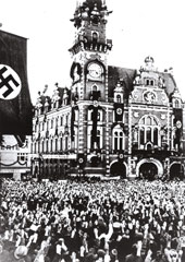 Foule saluant Adolf Hitler lors de l'Anschluss. Autriche, mars 1938.