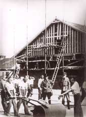 Camp de concentration de Dachau : des dports construisent un nouveau camp S.S.  ct de l'usine de munitions. Allemagne, 28 juin 1938.