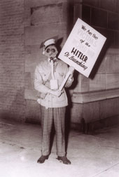 Un membre de l'Union tudiante amricaine proteste contre l'agression de la Tchcoslovaquie par Adolf Hitler. New York, Etats-Unis, 23 septembre 1938.