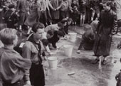 Scne d'humiliation  Vienne o des Juifs sont forcs de nettoyer le sol d'une rue. Vienne, Autriche, aprs mars 1938.