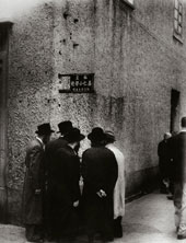 Etudiants juifs dans une rue de Shanghai. Shanghai, Chine, 1941.