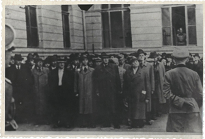 Officier allemande devant un groupe de Juifs rassembls  Zrenjanin en Serbie en 1941.