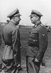 Reichsführer-SS Heinrich Himmler (à gauche) et le Chef de police Hans Adolf Prützmann (à droite)