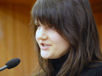 Eva Benhamou lisant un texte la tribune