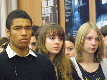 Des lyc�ens �coutent les discours