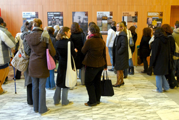 Les lyc�ens regardent les panneaux d'exposition
