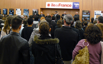 Le public &eacute;coute les discours
