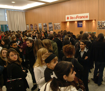 les lyc�ens dans le hall du Conseil R�gional