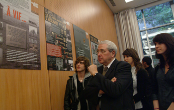 Jean Paul Huchon visite l'exposition en compagnie de lyc&eacute;ens