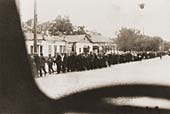 Colonnes de Juifs conduits sous la garde de  soldats allemands dans les rues de Kamenetz-Podolsk, Ukraine, vers un site d'ex�cution situ� en dehors de la ville Colonnes de Juifs conduits sous la garde de  soldats allemands dans les rues de Kamenetz-Podolsk, Ukraine