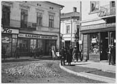 Kolomyja-Kolomyya-Kolomea en Galicie (1935). Les inscriptions sur panneaux des magasins sont en allemand, ukrainien, en polonais en yiddish