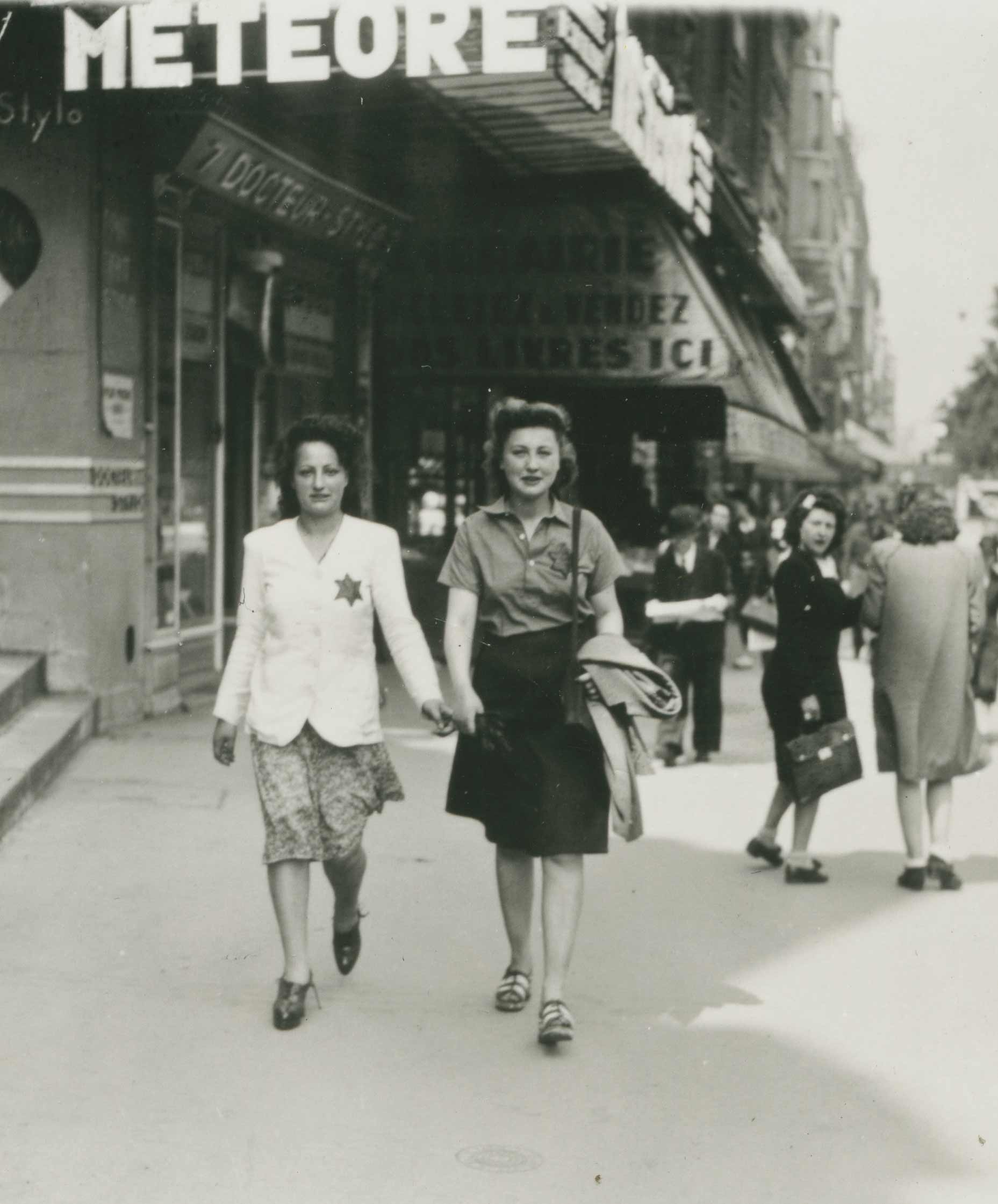 Affiche-Jeunes-Femmes-Etoiles-Grands-Boulevard-1942-BNF