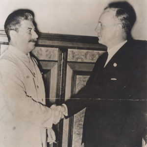 Joseph Staline et le baron Joachim von Ribbentrop se serrant la main, lors du pacte germano-soviétique, Berlin. Allemagne, août 1939. MSH.