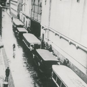 Autobus devant de Vel d'Hiv à Paris en juillet 1942 lors de la rafle