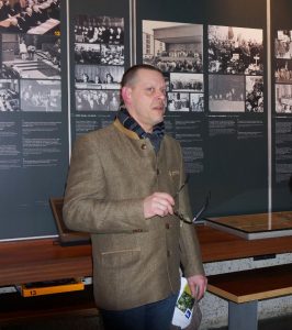 Rainer Höss visite l'exposition permanente du Mémorial de la Shoah