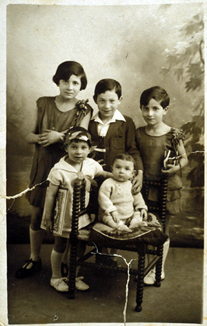 Charlotte, Salomon, Rebecca, Milo et Henri Adoner. France, 1930